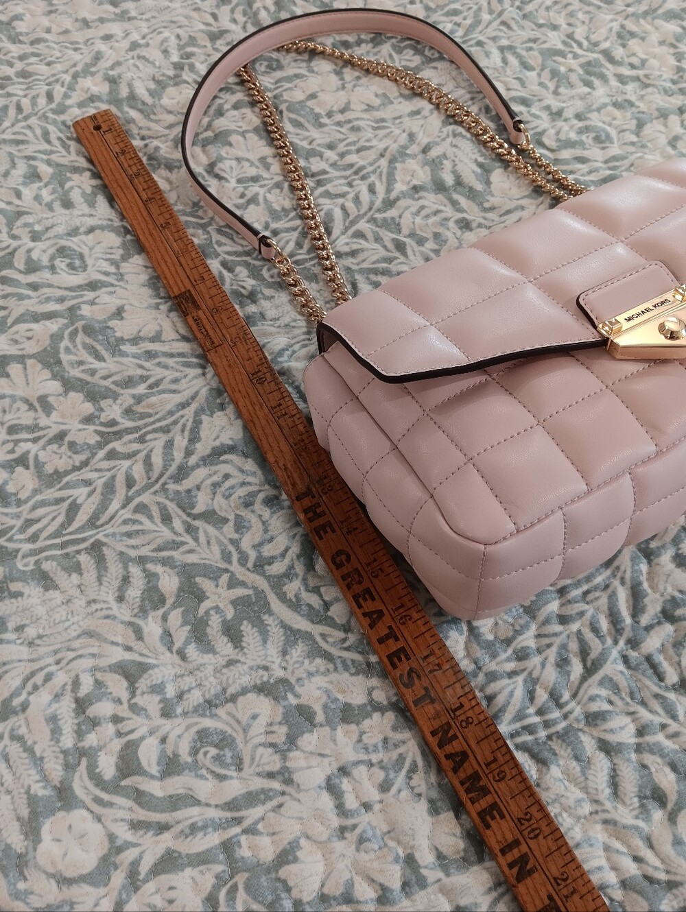 Michael Kors Blush Quilted Shoulder Bag with Gold Chain - Picture 3 of 10